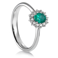 Sortija_royal_trilogy_oro_blanco_mini_esmeralda_orla_diamantes- Ref J5654SB_Chocron_Joyeros