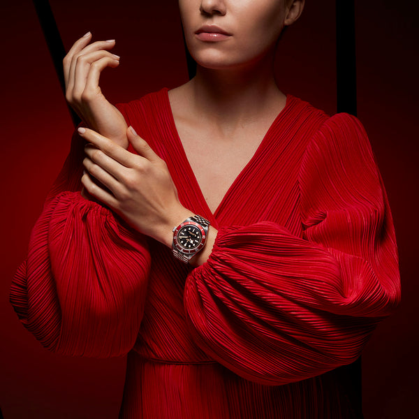 tudor_Black_bay_41_bisel_rojo_brazalete_jubile_vista_modelo_7941A1A0RU-0003_chocron