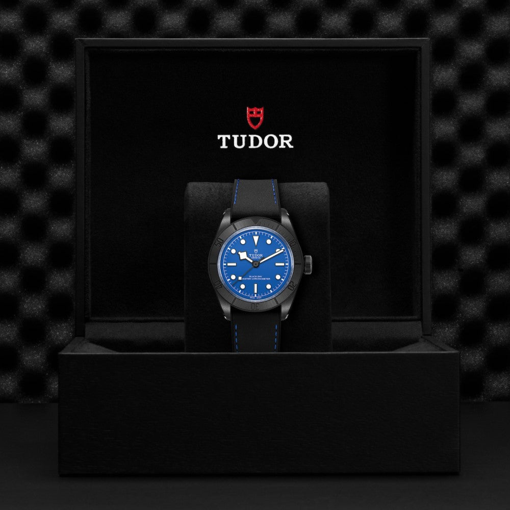 tudor-black-bay-ceramic-esfera-azul-41mm-vista-caja-79210cnu-0007
