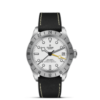 Tudor_Black_Bay_PRO_esfera_Opalina_39mm_correa_híbrida