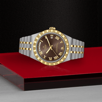 tudor-royal_acero_y_oro_esfera_marron_40mm_-m2840d1a3-0001_vista_encima_plataforma_roja