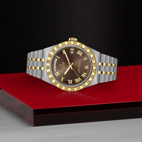 tudor-royal_acero_y_oro_esfera_marron_40mm_-m2840d1a3-0001_vista_encima_plataforma_roja