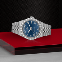 tudor-royal_esfera_azul_40mm_2840d1a0-0002_vista_sobre_plataforma_borde_rojo