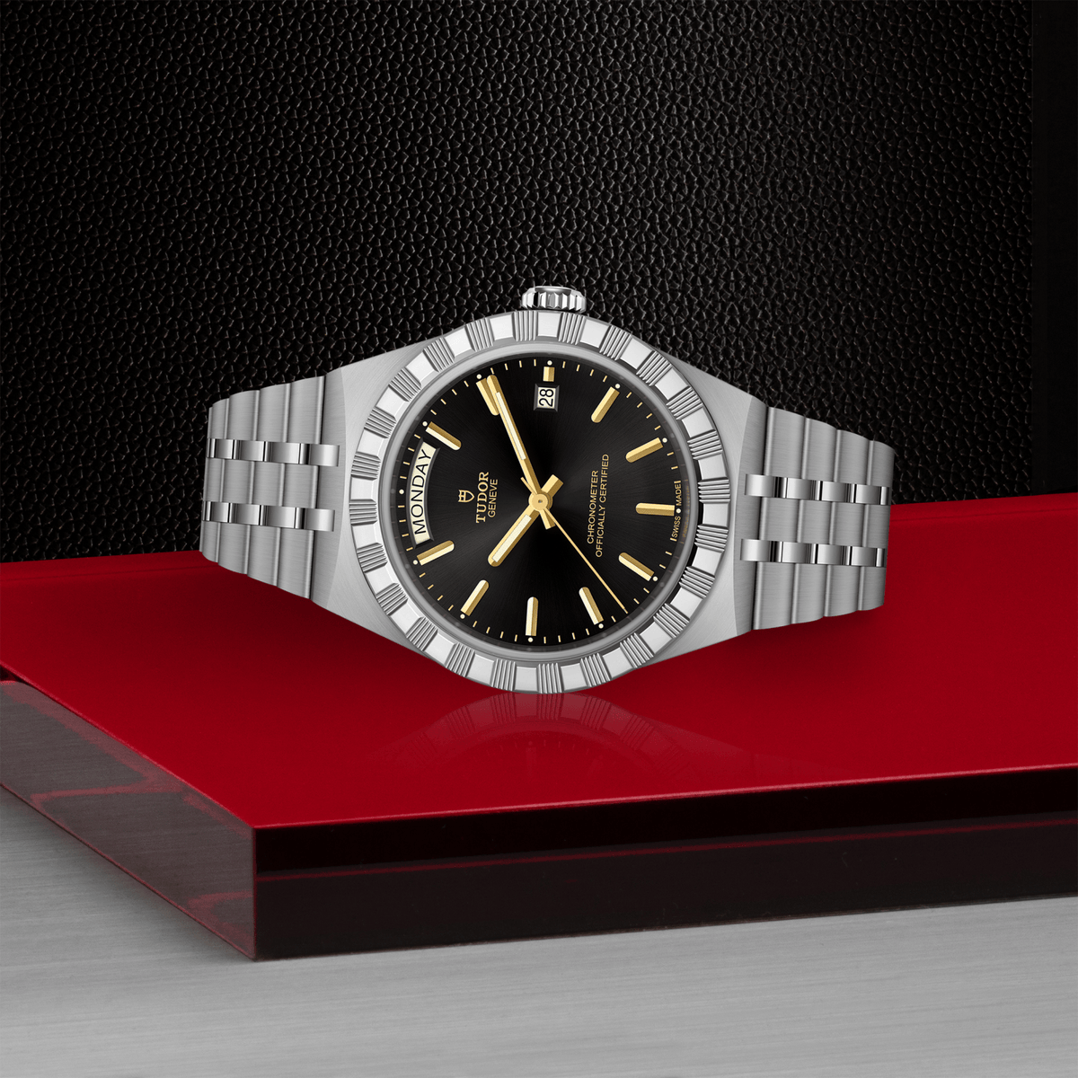 tudor-royal_esfera_negra_40mm_2840d1a0-0001_vista_sobre_plataforma_roja_con_fondo_negro