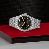 tudor-royal_esfera_negra_40mm_2840d1a0-0001_vista_sobre_plataforma_roja_con_fondo_negro
