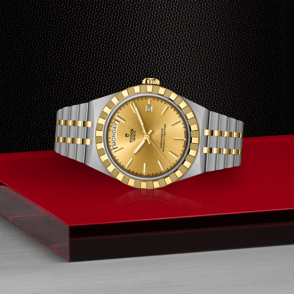 tudor_royal_acero_y_oro_esfera_dorada_40mm_2840d1a3-0002_vista_encima_plataforma_roja