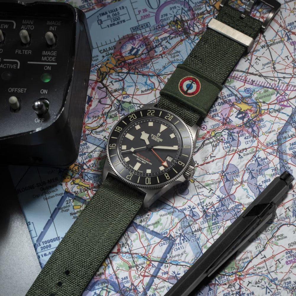 tudor_pelagos_fxd_gmt_42mm_vista_encima_de_mapa_2542g257nu