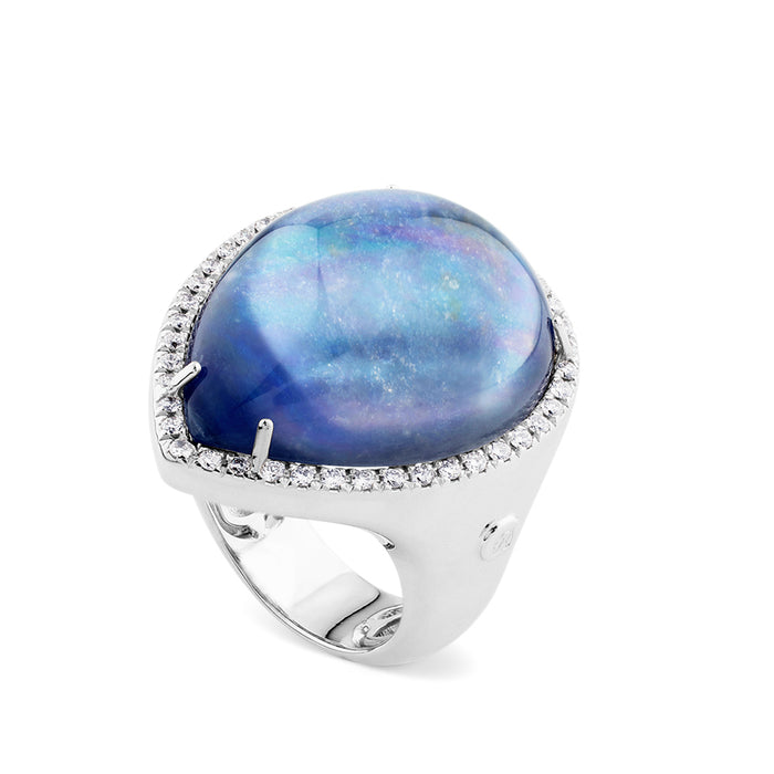Sortija grande de oro blanco con doblete de cuarzo azul y nacar talla marquise y pavé de diamantes
