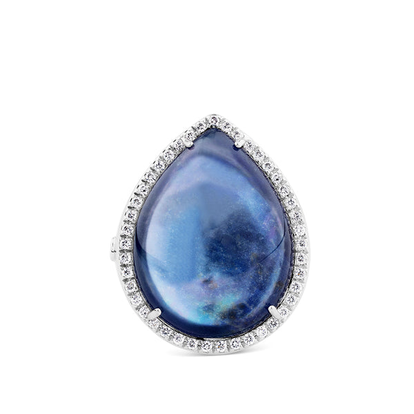 Sortija grande de oro blanco con doblete de cuarzo azul y nacar talla marquise y pavé de diamantes