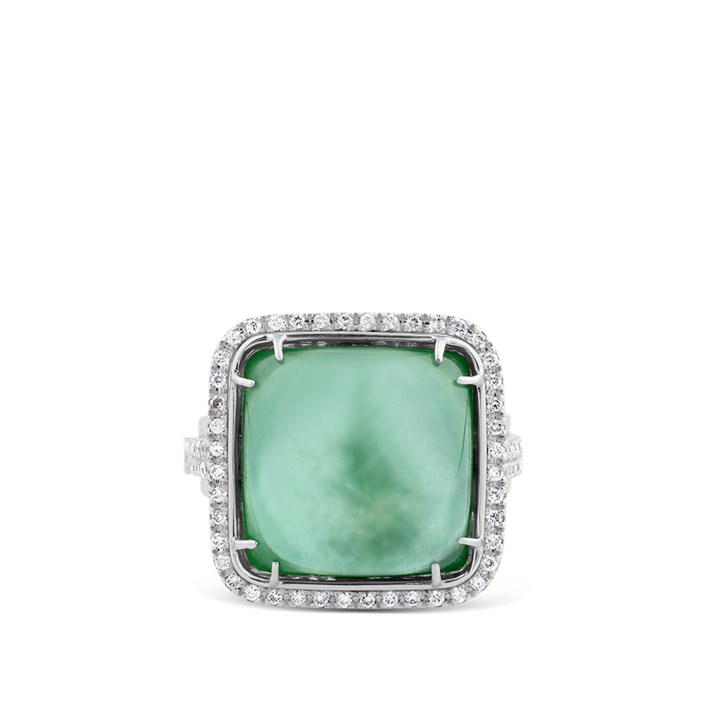 Sortija cuadrada de oro blanco con doblete de cuarzo verde y nacar y pavé de diamantes