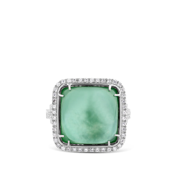 Sortija cuadrada de oro blanco con doblete de cuarzo verde y nacar y pavé de diamantes