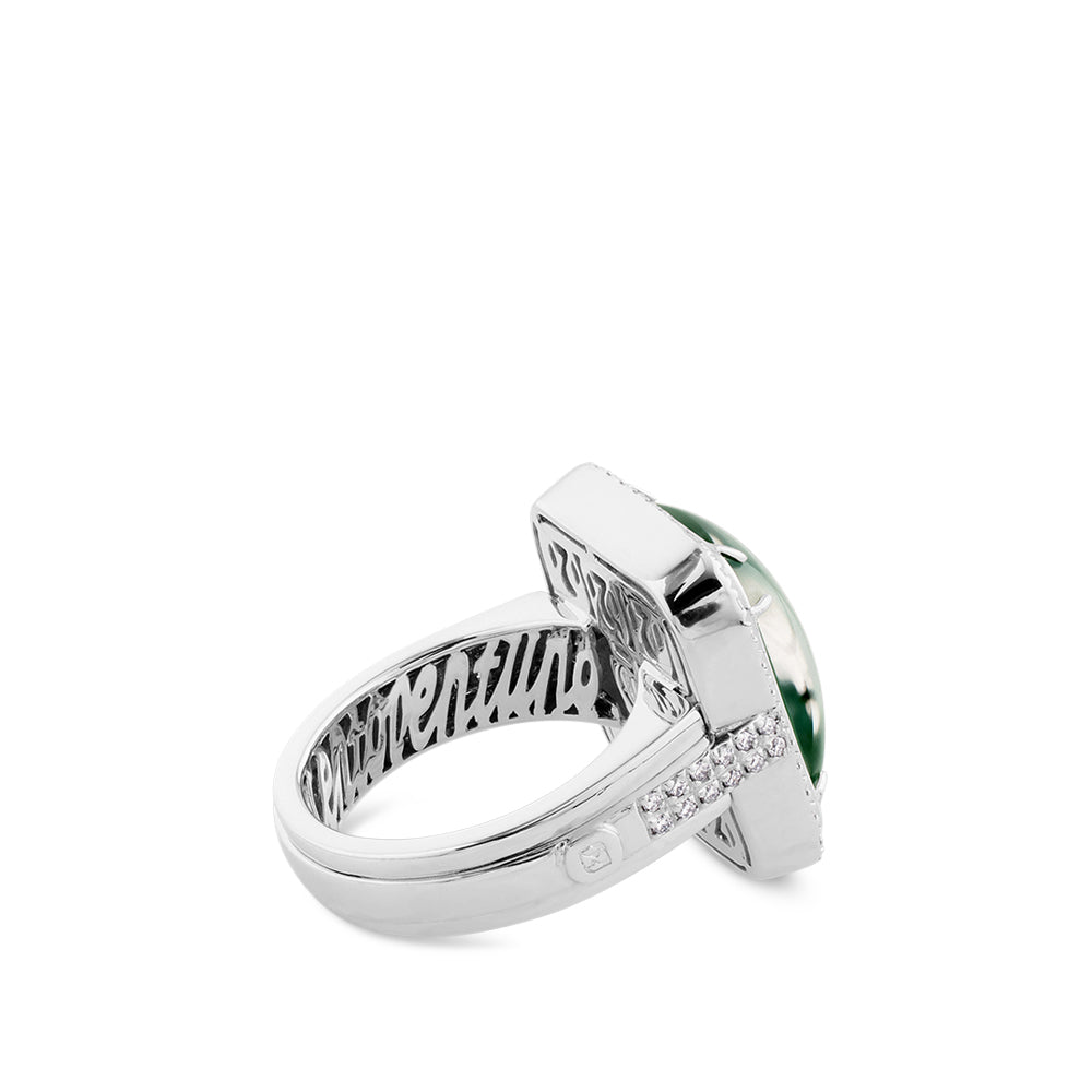 Sortija cuadrada de oro blanco con doblete de cuarzo verde y nacar y pavé de diamantes
