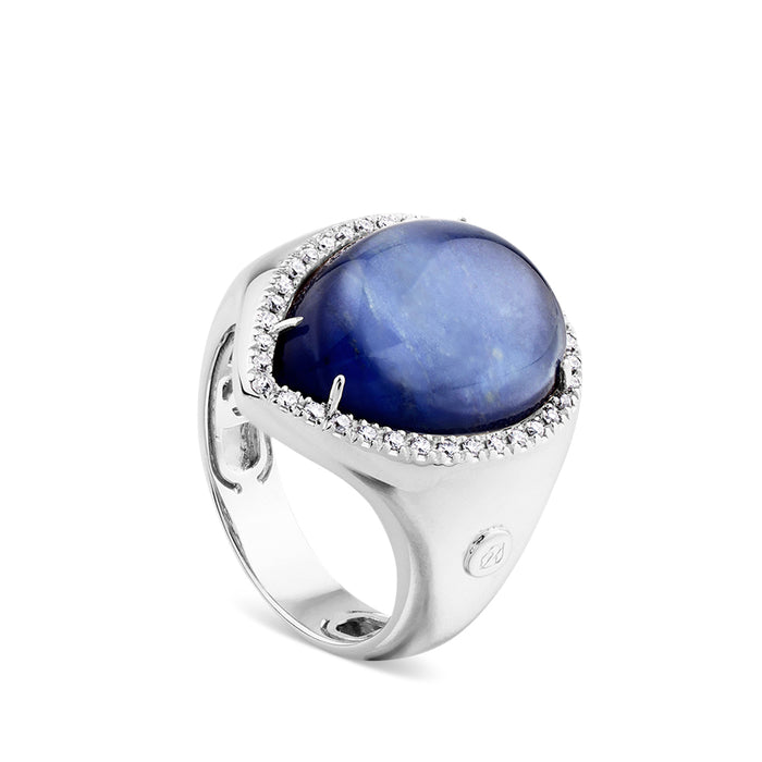 Sortija de oro blanco con doblete de cuarzo azul y nacar talla marquise y pavé de diamantes