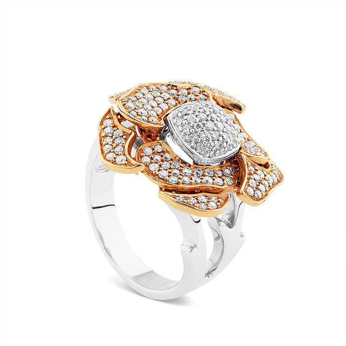 Sortija de oro blanco con flor de oro rosa y pavé de diamantes