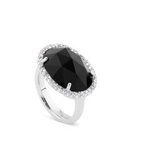 Sortija de oro blanco con onix oval y orla de pavé de diamantes