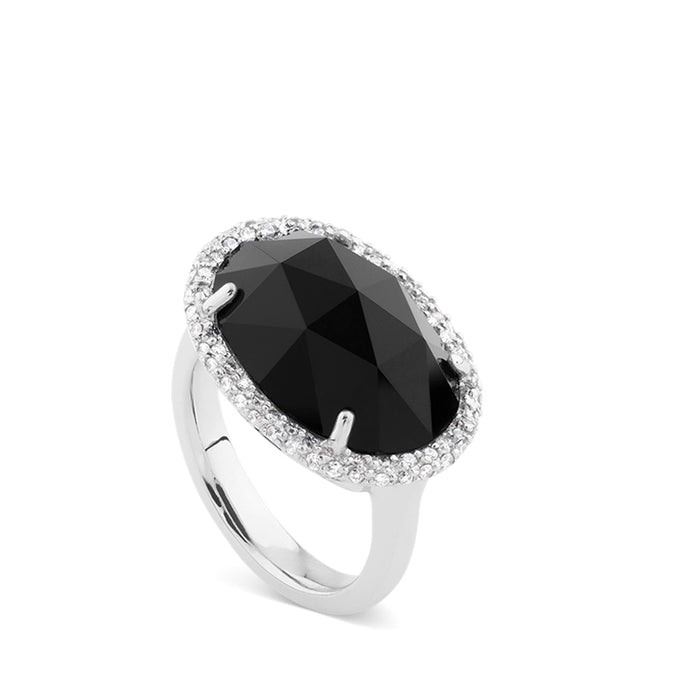 Sortija de oro blanco con onix oval y orla de pavé de diamantes