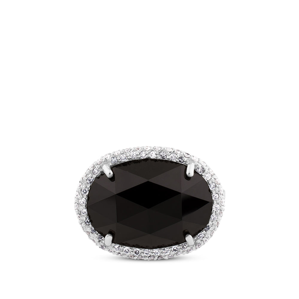 Sortija de oro blanco con onix oval y orla de pavé de diamantes