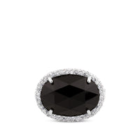 Sortija de oro blanco con onix oval y orla de pavé de diamantes