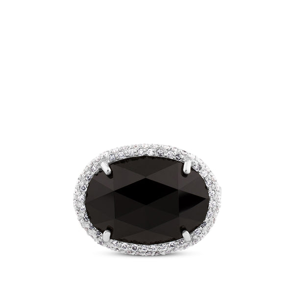Sortija de oro blanco con onix oval y orla de pavé de diamantes