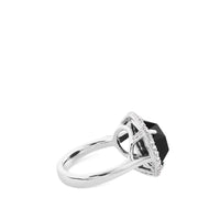 Sortija de oro blanco con onix oval y orla de pavé de diamantes