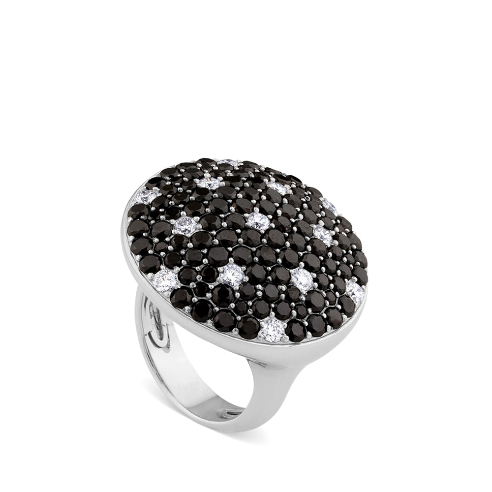 Sortija de oro blanco redonda con diamantes negros y blancos