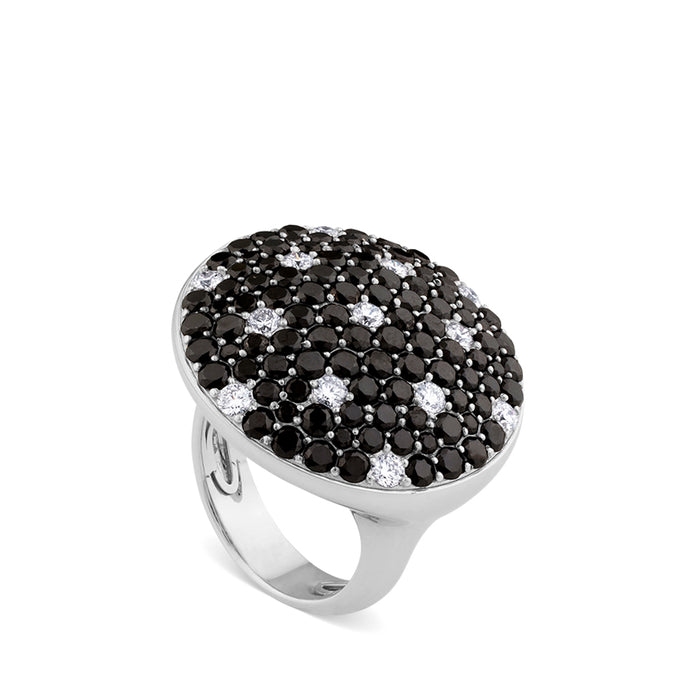 Sortija de oro blanco redonda con diamantes negros y blancos