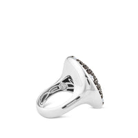 Sortija de oro blanco redonda con diamantes negros y blancos