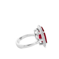 Sortija "Royal Trilogy" de oro blanco con rubí central y orla de pavé de diamantes