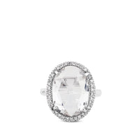 Sortija de oro blanco con topacio blanco oval y orla de pavé de diamantes