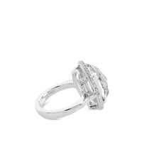 Sortija de oro blanco con topacio blanco oval y orla de pavé de diamantes