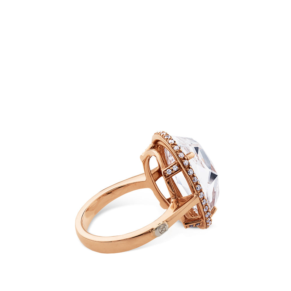 Sortija de oro rosa con topacio blanco y orla de diamantes
