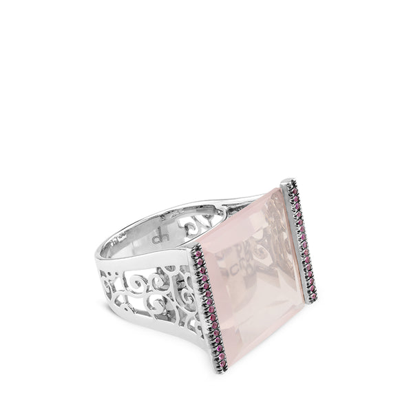 Sortija de oro blanco con cuarzo rosa liso y bandas laterales de zafiros rosas
