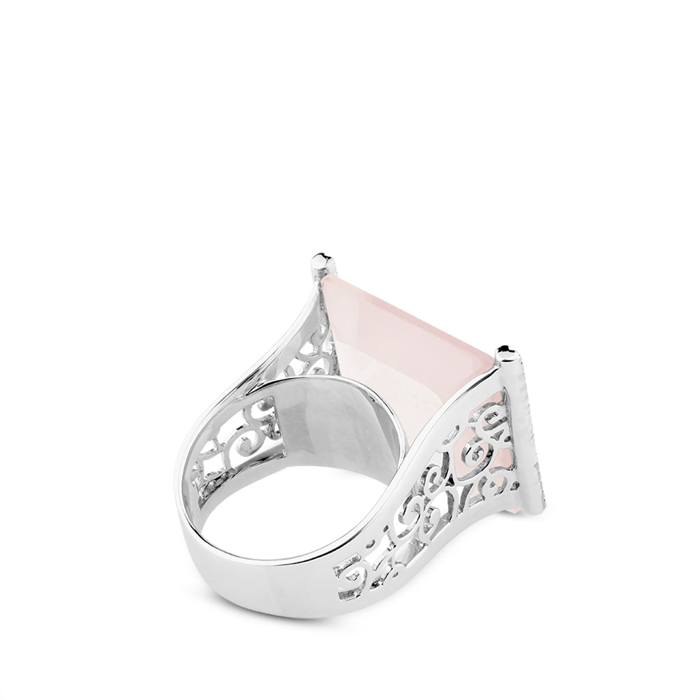 Sortija de oro blanco con cuarzo rosa liso y bandas laterales de zafiros rosas