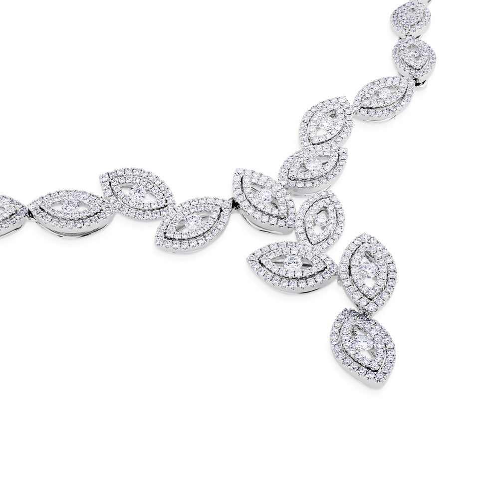 Collar de oro blanco con diamantes