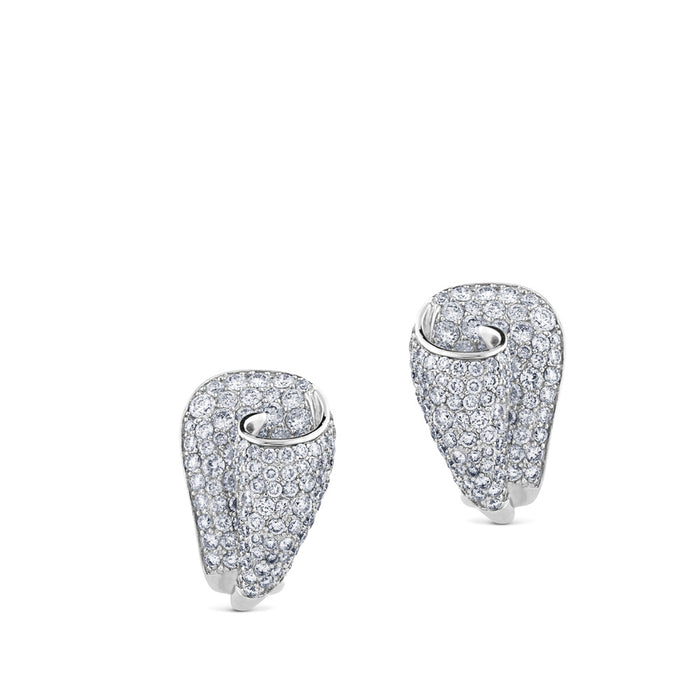 Pendientes de oro blanco en pliegue espiral con pavé de diamantes