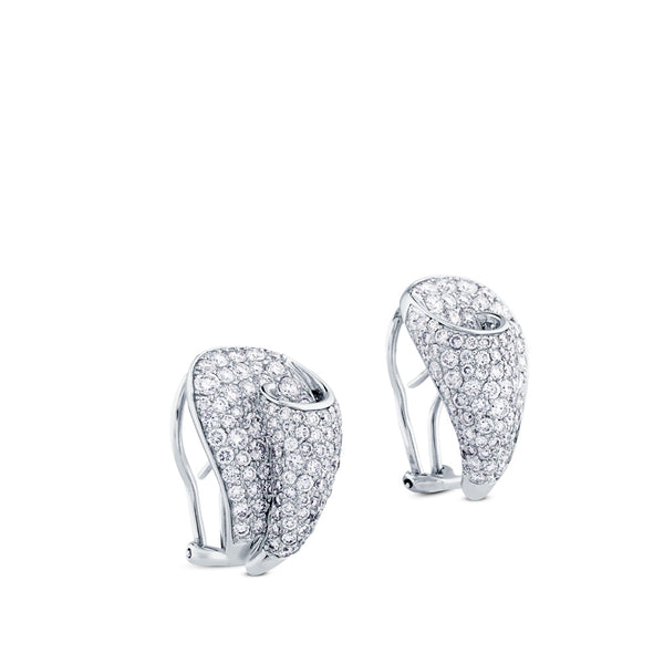 Pendientes de oro blanco en pliegue espiral con pavé de diamantes