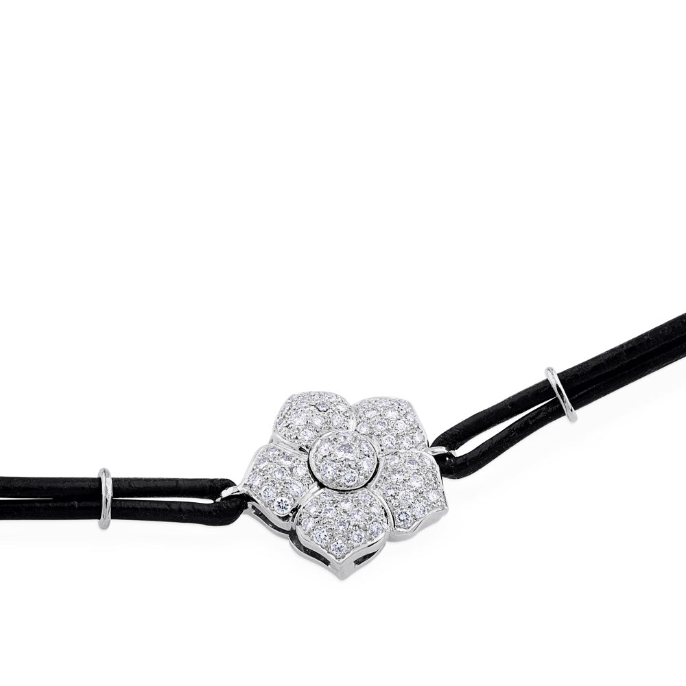 Pulsera de oro blanco con cordón marrón y flor de pavé de diamantes