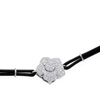 Pulsera de oro blanco con cordón marrón y flor de pavé de diamantes