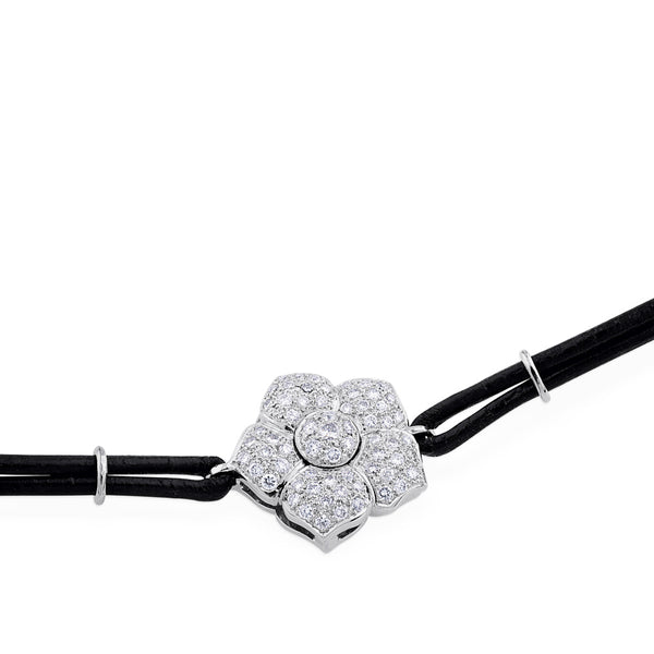 Pulsera de oro blanco con cordón marrón y flor de pavé de diamantes