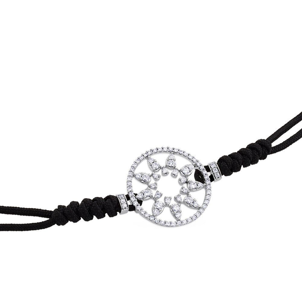 Pulsera de oro blanco y cordón negro con estrella en aro de pavé de diamantes