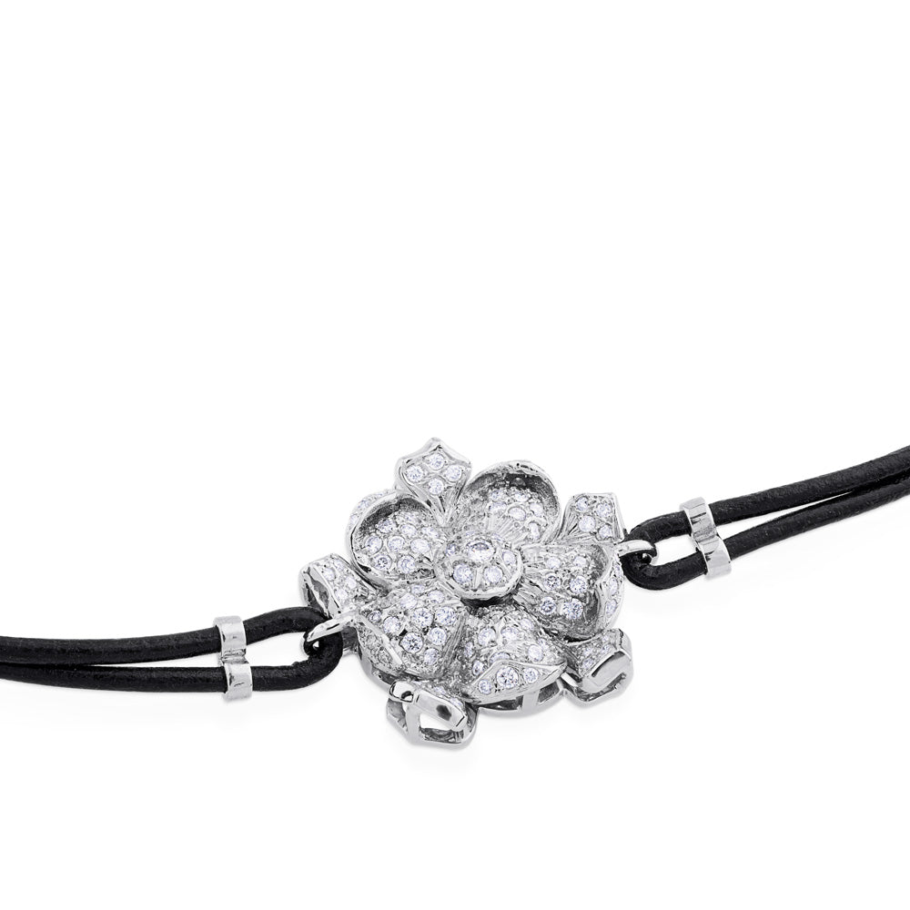 Pulsera de oro blanco con cordón marrón y flor con pétalos pavé de diamantes