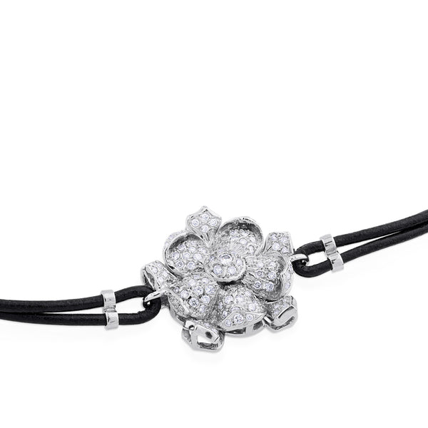 Pulsera de oro blanco con cordón marrón y flor con pétalos pavé de diamantes
