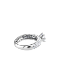 Solitario de oro blanco con 6 garras y pavé de diamantes laterales