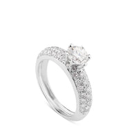 Solitario  de oro blanco engastado en 6 garras y pavé de diamantes laterales