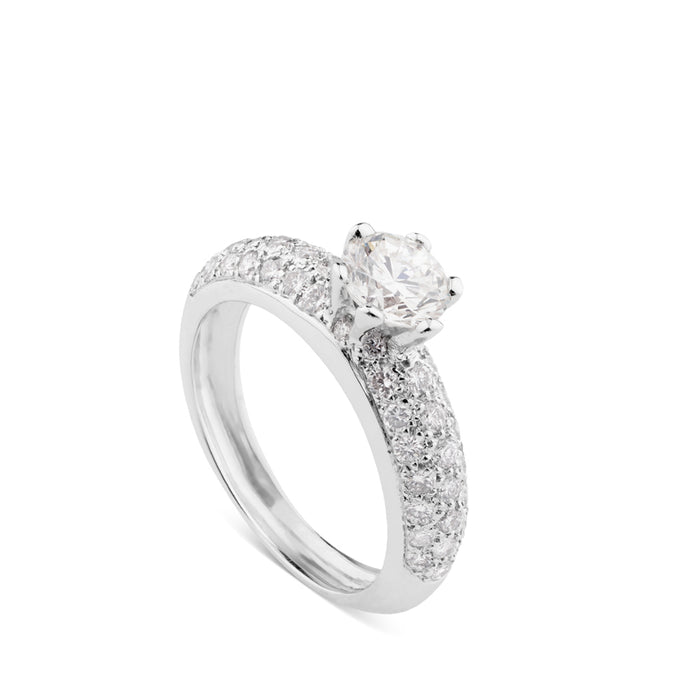 Solitario  de oro blanco engastado en 6 garras y pavé de diamantes laterales