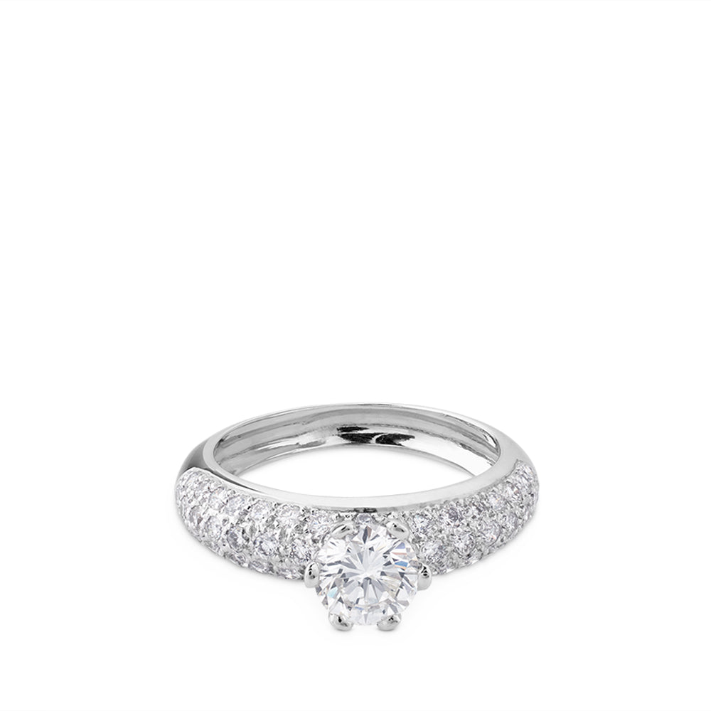 Solitario  de oro blanco engastado en 6 garras y pavé de diamantes laterales