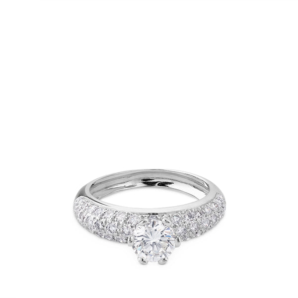 Solitario  de oro blanco engastado en 6 garras y pavé de diamantes laterales