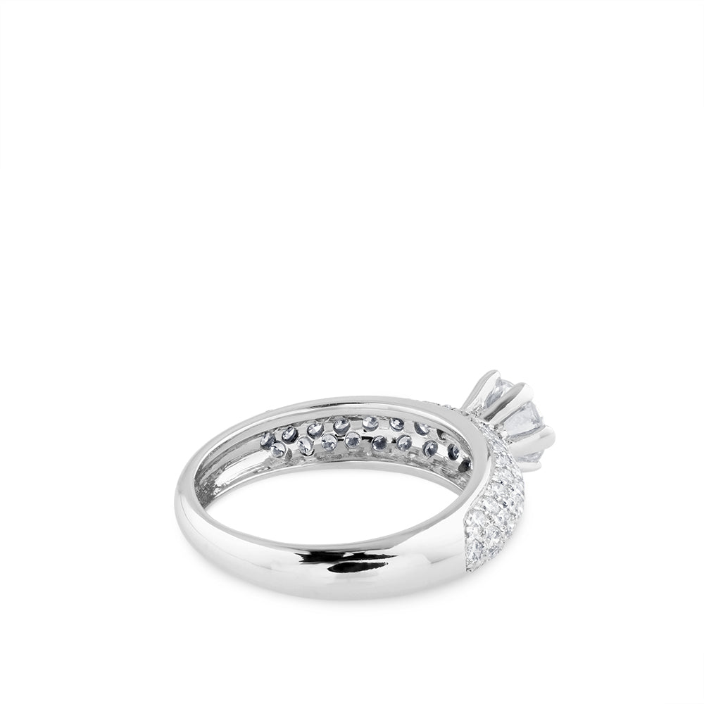 Solitario  de oro blanco engastado en 6 garras y pavé de diamantes laterales