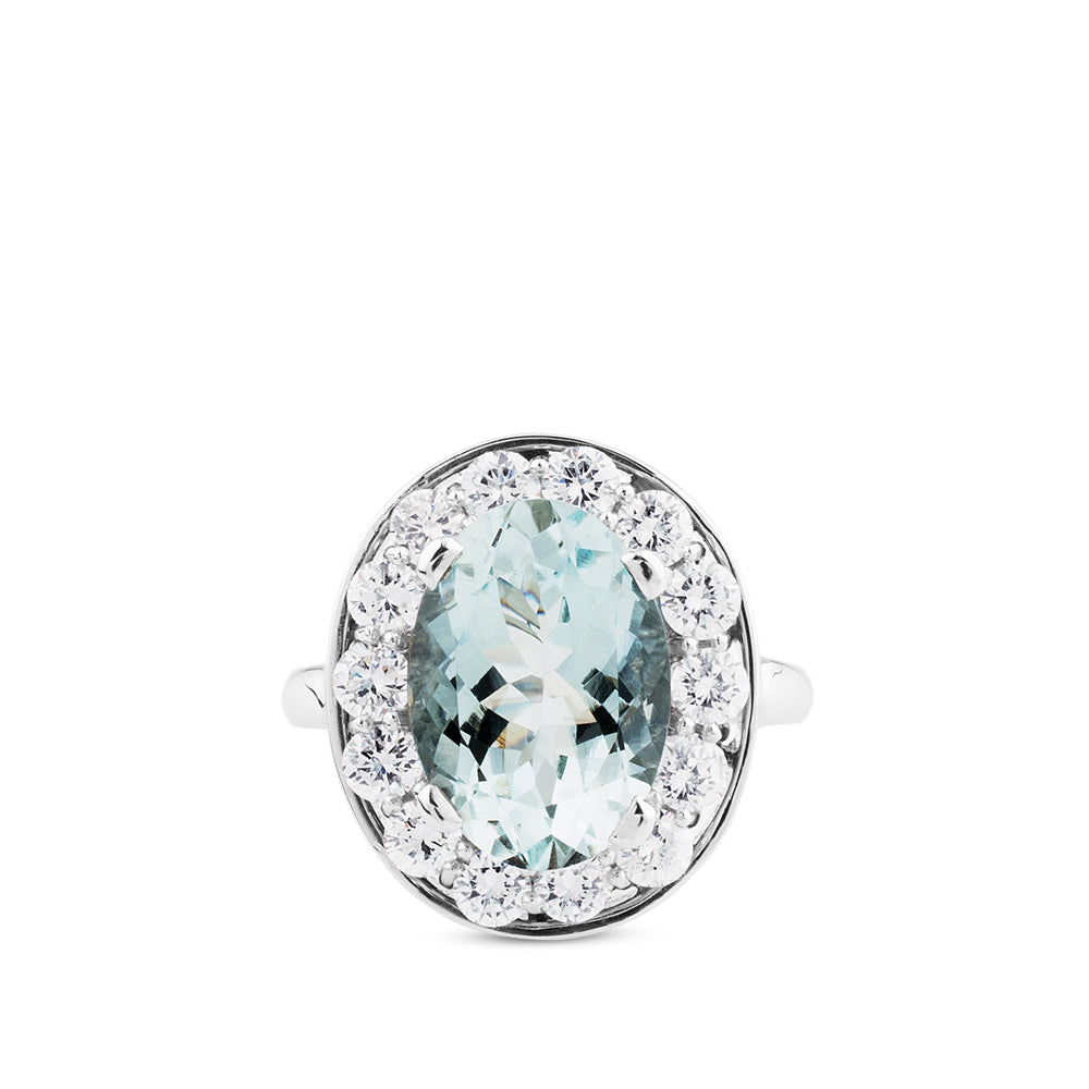 Sortija de oro blanco con aguamarina oval y orla de diamantes
