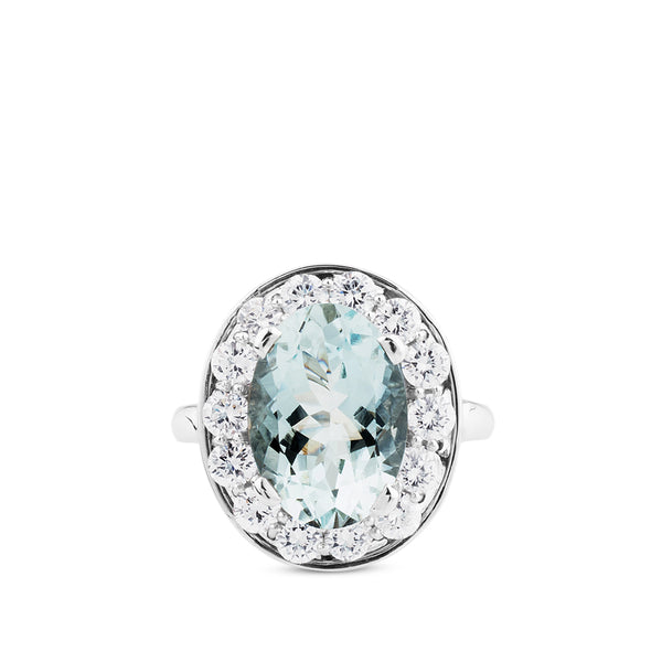 Sortija de oro blanco con aguamarina oval y orla de diamantes